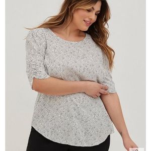 TORRID NWT Crepe White Dot Ruched Blouse 🖤